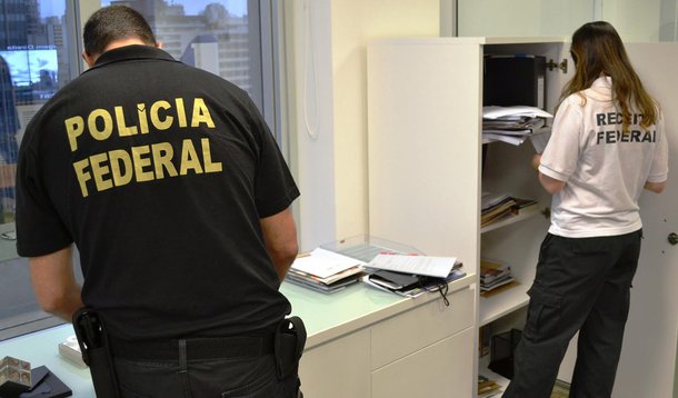A Polícia Federal cumpriu mandados de prisão e condução coercitiva (encaminhamento à delegacia) contra 35 auditores da Receita Federal, contadores e empresários; eles são suspeitos de provocar um prejuízo de R$ 1 bilhão aos cofres públicos, por meio da redução indevida de impostos para beneficiar empresários