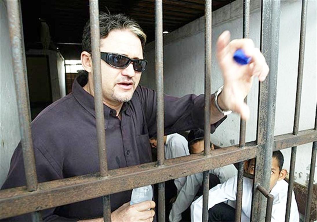 Corpo do brasileiro Marco Archer, executado ontem na Indonésia, será cremado no país e as cinzas serão levadas para o Rio de Janeiro pela advogada Maria de Lurdes Archer Pinto, tia de Marco; Archer confessou o crime e disse que recebeu US$ 10 mil para transportar a cocaína de Lima, no Peru, até Jacarta