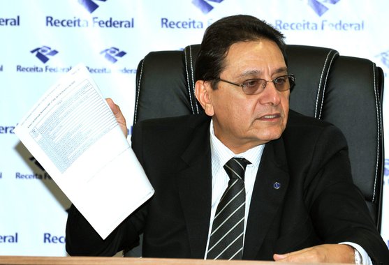 O ex-secretário da Receita Federal, Otacílio Cartaxo, é um dos alvos da Polícia Federal na Operação Zelotes, que investiga um esquema de sonegação fiscal que pode chegar a R$ 19 bilhões; Cartaxo foi monitorado porque seu genro, Leonardo Siade Manzan, é um dos sócios da consultoria SBS, que atuaria justamente em processos do Conselho Administrativo de Recursos Fiscais, o Carf; entre eles os que envolvem os cancelados das multas da Gerdau, de R$ 4 bilhões, e do banco Safra, de mais de R$ 700 milhões; na casa do genro de Cartaxo foram apreendidos R$ 800 mil em dinheiro