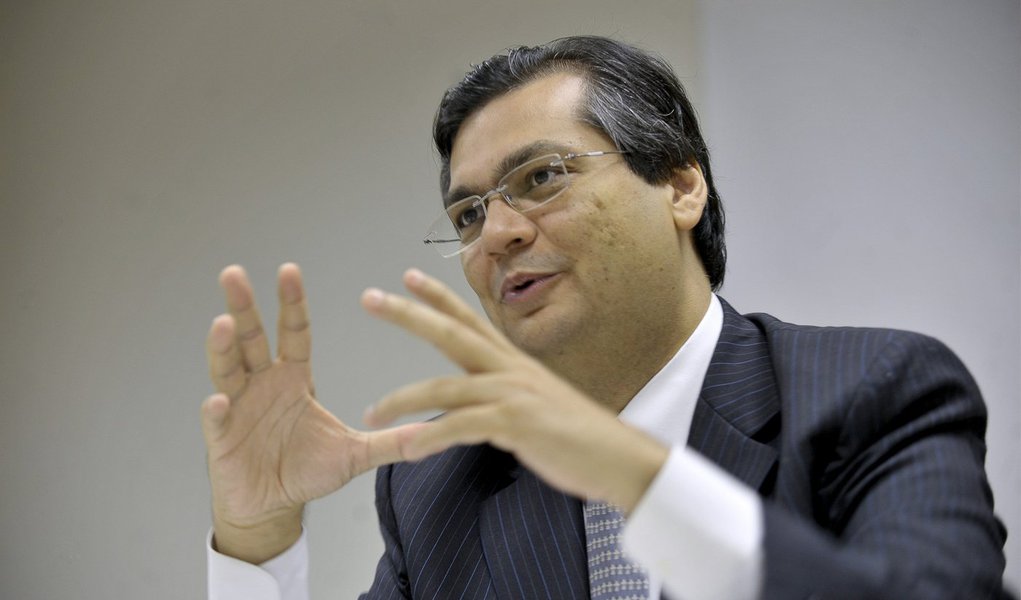 Governador do Maranhão, Flávio Dino, disse que pretende, nos próximos quatro anos, implantar políticas de inclusão digital com o aumento do acesso à banda larga e o fortalecimento de pequenos veículos de comunicação, por meio de verbas de publicidade; "Nós vamos prestigiar todos os veículos. Aqueles, naturalmente, que tem uma dimensão mais empresarial e comercial, mas também garantir uma política pública inclusiva, por exemplo, no que se refere aos jornais regionais e rádios comunitárias, para que eles possam cumprir ainda mais seu papel de disseminar a informação e garantir a liberdade de expressão", disse