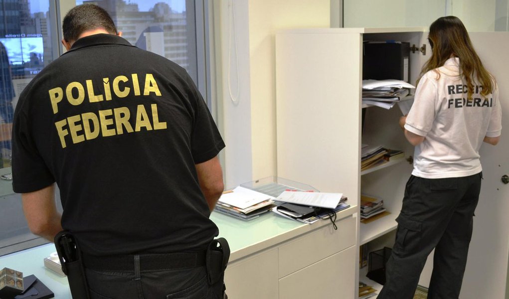 A Polícia Federal cumpriu mandados de prisão e condução coercitiva (encaminhamento à delegacia) contra 35 auditores da Receita Federal, contadores e empresários; eles são suspeitos de provocar um prejuízo de R$ 1 bilhão aos cofres públicos, por meio da redução indevida de impostos para beneficiar empresários