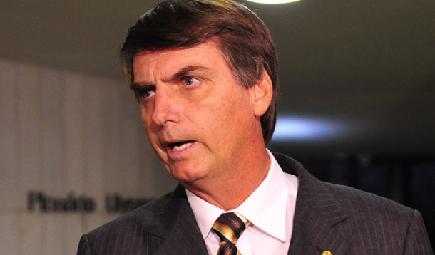 Deputado federal Jair Bolsonaro, reeleito com o mais votado no Rio, disse, nesta segunda (6), que pretende disputar a Presidência da República em 2018; “Eu pretendo disputar como presidente da República. Se o meu partido não sinalizar para isso, eu vejo para onde eu posso ir. A direita tem cara, tem voto, tem vergonha na cara”, disse; ele pretende atingir o eleitorado anti-petista;  “A Petrobras tem que ser ‘despetizada’. Só tem petista da ociosidade e do sindicalismo. Vão querer inviabilizar o governo destruindo o trabalho do processo. É por isso que o PT desarmou o povo. Eu defendo o amplo direito a defesa, como do Estado totalitário. O PT tem medo de uma revolução popular”, afirmou