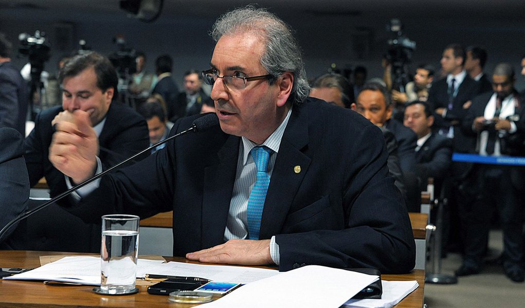 "Firme em sua milionária campanha, indica se sentir inalcançável pela Operação Lava Jato. O juiz Sergio Moro vai ficar devendo essa ao Brasil", escreve o jornalista Luiz Fernando Vianna, da Folha