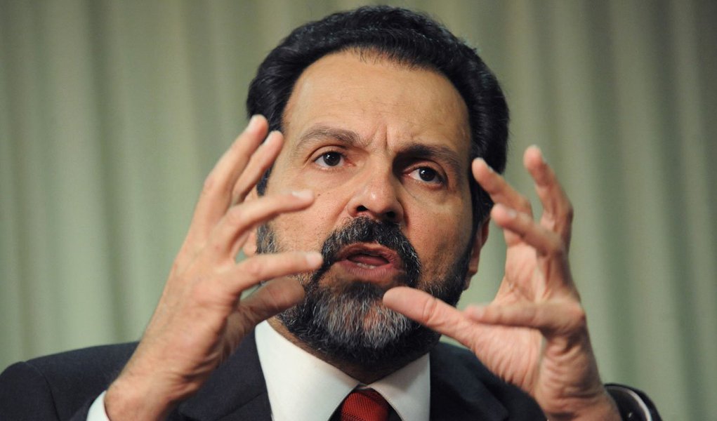 Ex-governador do Distrito Federal, Agnelo Queiroz (PT) negou que tenha deixado o Palácio do Buriti, em 2014, com déficit financeiro; "Há uma tentativa de desconstrução do meu governo. São mentiras repetidas à exaustão, que criam uma nuvem de fumaça e acabam confundindo o cidadão", disse; sobre o parcelamento dos salários dos professores, Agnelo criticou o governo Rodrigo Rollemberg (PSB); "O atual governo não tem competência para dialogar", disparou; "Se eu tivesse sido reeleito, a situação seria diferente"