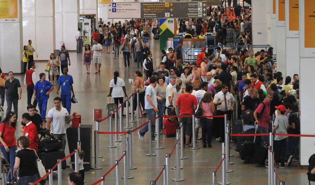 Número de passageiros de avião no Brasil em 2013 atingiu recorde histórico, com 109,2 milhões de pessoas, informou a Anac nesta quarta-feira; dados destacam que o Brasil vem registrando, desde 2011, mais de um milhão de voos por ano, o que representa aumento de 81% em relação a dez anos