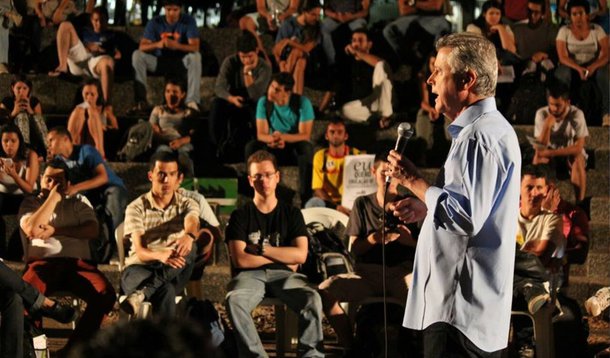 Governador eleito do Distrito Federal, senador Rodrigo Rollemberg (PSB), deverá definir ainda nesta semana os primeiros passos do processo de transição de governo na capital federal; o senador está cumprindo uma série de compromissos e deverá descansar um ou dois dias para, então, tomar conhecimento da situação em que se encontra o DF e iniciar a formação do futuro governo; já na quarta-feira (29), Rollemberg deverá deverá realizar reuniões para preparar a transição