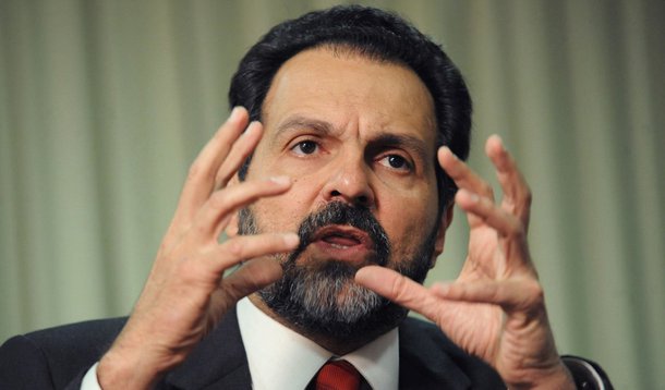 Ex-governador do Distrito Federal, Agnelo Queiroz (PT) negou que tenha deixado o Palácio do Buriti, em 2014, com déficit financeiro; "Há uma tentativa de desconstrução do meu governo. São mentiras repetidas à exaustão, que criam uma nuvem de fumaça e acabam confundindo o cidadão", disse; sobre o parcelamento dos salários dos professores, Agnelo criticou o governo Rodrigo Rollemberg (PSB); "O atual governo não tem competência para dialogar", disparou; "Se eu tivesse sido reeleito, a situação seria diferente"