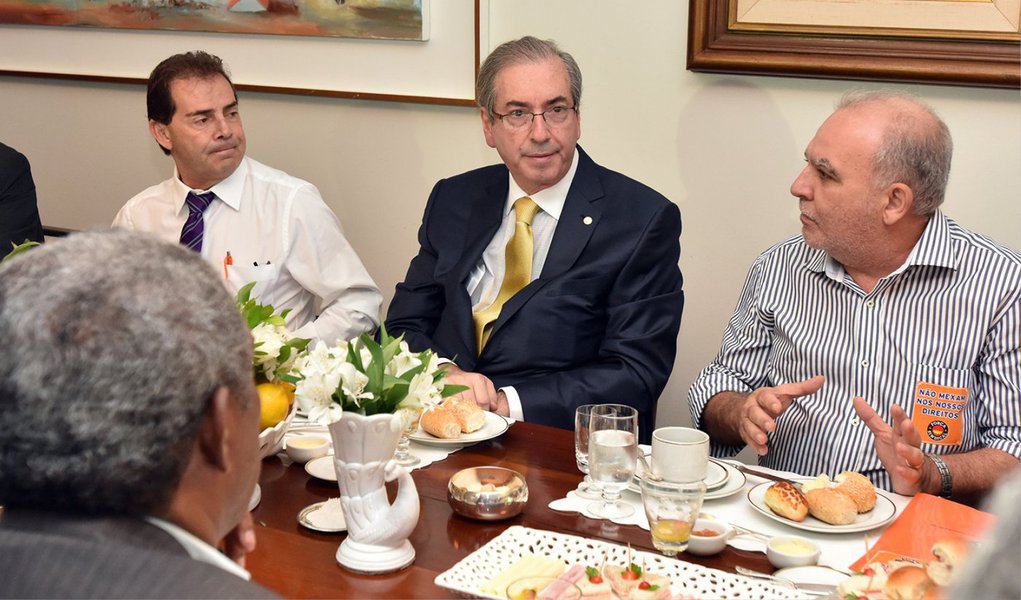 Presidente da Câmara dos Deputados, Eduardo Cunha defendeu, durante café da manhã com dirigentes sindicais, a necessidade de apressar a análise das medidas provisórias (MPs) 664 e 665 que alteram as regras para o pagamento de benefícios como o seguro-desemprego, abono salarial e pensão por morte; "É mais importante eles [sindicalistas] focarem no conteúdo, para ver o que pode ser aperfeiçoado, do que ficarem contra o processo", disse o parlamentar