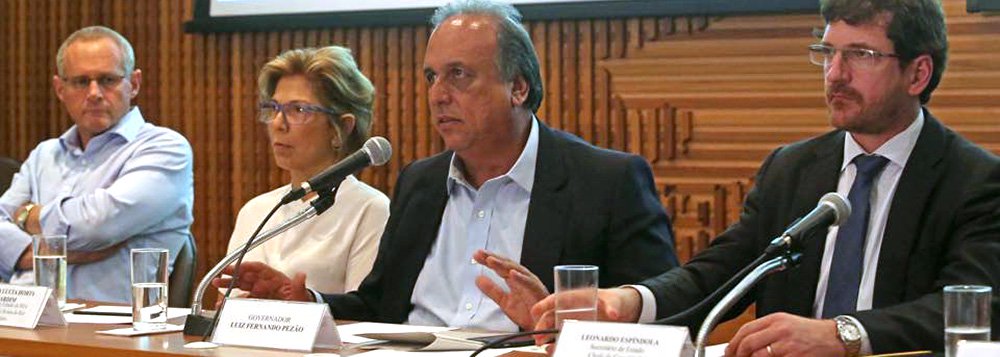 Governador do Rio de Janeiro, Luiz Fernando Pezão disse que trabalha para atrair o interesse de empresas no estabelecimento de parcerias público-privadas (PPPs) nas áreas de telecomunicações, visando a expansão da banda larga a todo o estado; de saneamento, para tratamento de esgoto de São Gonçalo e da Baixada Fluminense; e de transporte, para a expansão da Linha 3 do metrô; "Quero ver se, neste primeiro semestre, ainda lanço pelo menos os editais para manifestação de interesse", afirmou Pezão, em reunião na Firj