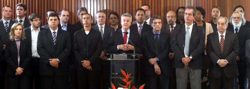 Governador eleito do Distrito Federal, Rodrigo Rollemberg (PSB) reafirmou a pretensão de extinguir 60% dos cargos comissionados de livre provimento, que somam cerca de oito mil servidores, conforme dados oficiais de novembro; austeridade é a palavra-chave do futuro governador, que também reduziu o número de secretarias – serão 34; o governo atual conta com 39 pastas; o rombo nas contas públicas do GDF está estimado em R$ 3,8 bilhões; "A primeira tarefa são as ações que vão garantir a redução das despesas e o aumento da receita. São as medidas de austeridade para conseguir em pouco tempo o equilíbrio nas contas do DF", disse o pessebista