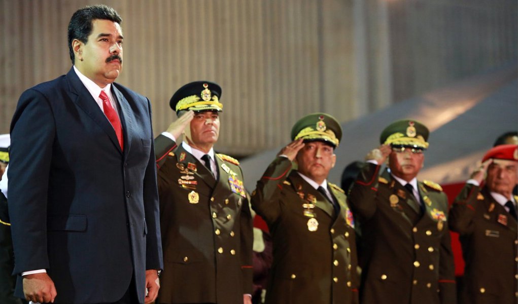 Convencido de que os Estados Unidos trabalham para fomentar uma guerra civil na Venezuela, à semelhança da Síria e Líbia, o presidente Nicolás Maduro determinou ao ministro da Defesa, general Vladimir Padrino López, e à ministra do Interior, almirante Carmen Meléndez, "colocar as forças policiais e militares da pátria em alerta máximo"; Maduro denuncia que “paramilitares estão sendo infiltrados, a partir da Colômbia, para gerar tumulto e violência em seu país; "Querem infiltrar grupos armados treinados pelos paramilitares da Colômbia, obedecendo a ordens do norte (Estados Unidos), para destruir a pátria de Bolívar", disse ele em vídeo