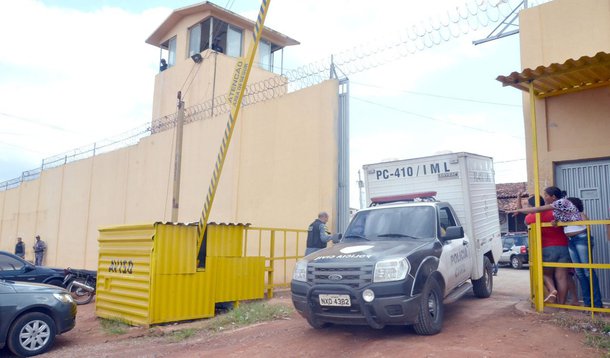 O detento Jocean Soares Dantas morreu ao ser baleado por um vigilante, na Casa de Detenção (Cadet) – unidade do Complexo Penitenciário de Pedrinhas, em São Luís (MA); em nota, a Secretaria de Estado de Comunicação confirmou a morte e informou que Jocean foi atingido numa tentativa de fuga, no momento em que estava sendo conduzido para atendimento médico; esse foi o primeiro caso de morte em presídios maranhenses neste ano; ano passado, foram 24 mortes (19 na capital e 5 no interior), e no ano anterior (2013), 60, segundo o CNJ