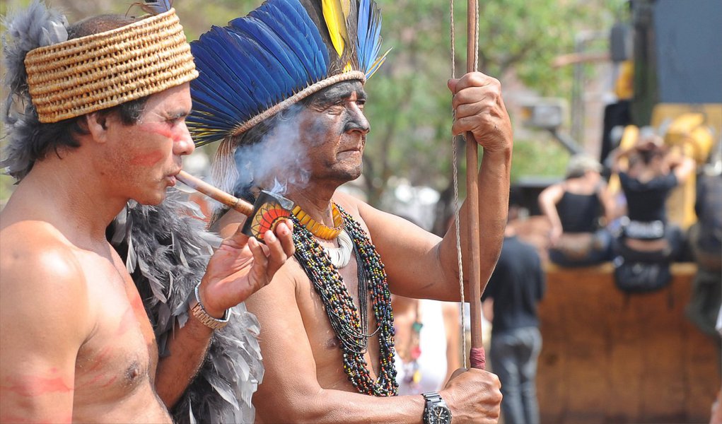 Um acordo entre índios da etnia Kariri-Xocó e a Companhia Imobiliária de Brasília (Terracap) começa a solucionar um impasse sobre a posse de uma área nobre no centro de Brasília, que se arrasta há mais de seis anos; com a promessa de construção de 16 unidades habitacionais pela Terracap até abril de 2016, os kariri-xocós aceitam deixar o local onde vivem, no bairro Noroeste. Outras etnias, como Fulnio-Tapuya Tuxá e Tupinambá, não assinaram o acordo e permanecerão no local, onde está sendo erguido um conjunto de prédios residenciais de alto padrão