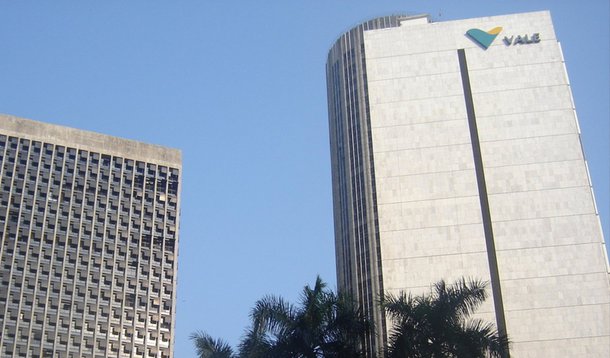 O valor corresponde a 0,38 dólar por ação ordinária ou preferencial em circulação, e será distribuído aos acionistas em duas parcelas iguais em 30 de abril e 30 de outubro de 2015; um ano antes, a Vale ofereceu 4,2 bilhões de dólares aos acionistas