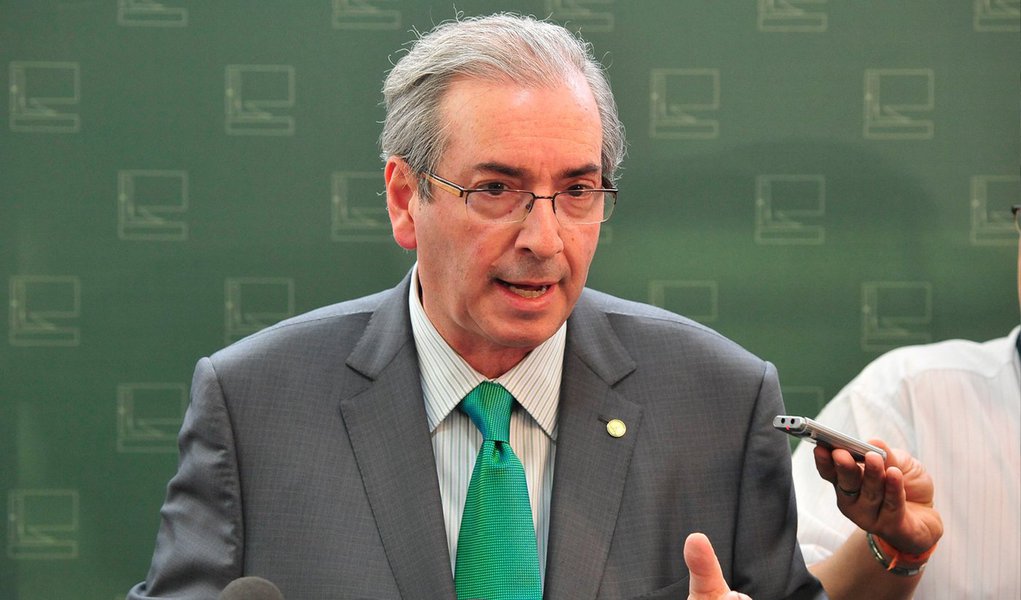 O presidente da Câmara, Eduardo Cunha (PMDB-RJ), recuou da decisão de permitir que mulheres ou maridos de parlamentares viajem de suas cidades para Brasília com passagens aéreas pagas com recursos públicos; "Se não foi positiva, por que manter? Estou tomando minha decisão. Como propus a concessão de passagens e a Mesa decidiu, vou propor a revogação e ela tem de decidir", afirmou 