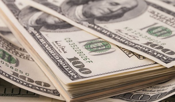 Moeda norte-americana subiu mais de 1 por cento ante o real nesta sexta-feira (6) após números fortes sobre o mercado de trabalho dos Estados Unidos reforçarem as apostas de que os juros começarão a subir em meados do ano na maior economia do mundo; avanço também foi impulsionado pela apreensão dos investidores com o futuro da Petrobras e com as mudanças na diretoria do Banco Central, que  sinalizaria uma política monetária menos austera no futuro