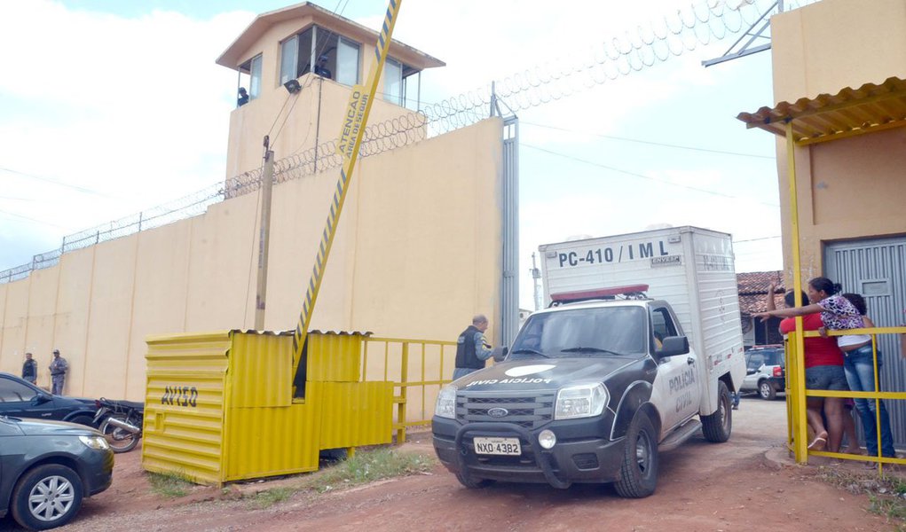 O detento Jocean Soares Dantas morreu ao ser baleado por um vigilante, na Casa de Detenção (Cadet) – unidade do Complexo Penitenciário de Pedrinhas, em São Luís (MA); em nota, a Secretaria de Estado de Comunicação confirmou a morte e informou que Jocean foi atingido numa tentativa de fuga, no momento em que estava sendo conduzido para atendimento médico; esse foi o primeiro caso de morte em presídios maranhenses neste ano; ano passado, foram 24 mortes (19 na capital e 5 no interior), e no ano anterior (2013), 60, segundo o CNJ