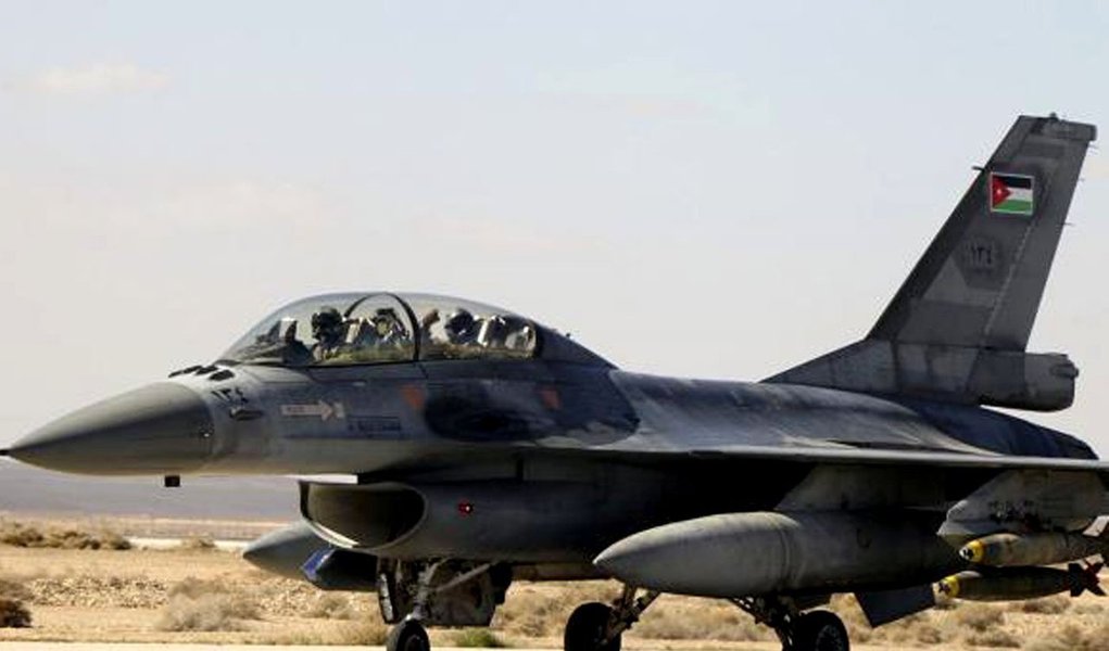 O chefe da força aérea da Jordânia disse neste domingo, 8, que os aviões caça de seu país haviam realizado 56 ataques em três dias de bombardeio intensificado visando um reduto de militantes do Estado Islâmico no nordeste da Síria; Jordânia lançou os bombardeios contra posições do grupo jihadista na Síria e no Iraque na quinta-feira, 5, em resposta ao assassinato brutal de um piloto jordaniano capturado, uma ação militar que continuou no sábado, 7