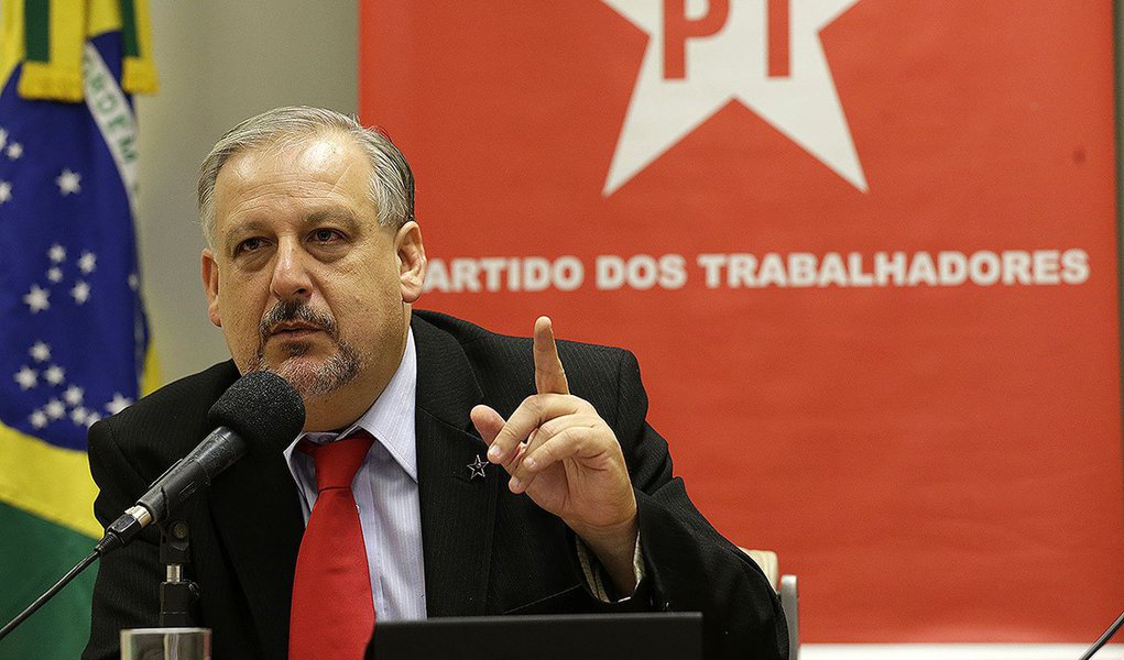 Atual ministro das Relações Institucionais, Ricardo Berzoini é indicado como o nome forte do governo para assumir a pasta das Comunicações e, assim, enfrentar o projeto de regulação da mídia; ele tem usado o Twitter para criticar a TV Globo e também a postura editorial da Veja; em entrevista à TV Brasil, o ministro disse que "há a preocupação em propiciar um sistema que não concentre poder e que permita ao cidadão se defender"; "Não acho que a regulamentação dos meios de comunicação seja esquerdista. Acho que é democrática"