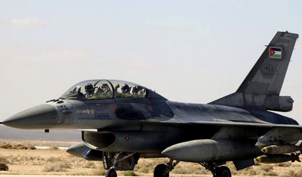 O chefe da força aérea da Jordânia disse neste domingo, 8, que os aviões caça de seu país haviam realizado 56 ataques em três dias de bombardeio intensificado visando um reduto de militantes do Estado Islâmico no nordeste da Síria; Jordânia lançou os bombardeios contra posições do grupo jihadista na Síria e no Iraque na quinta-feira, 5, em resposta ao assassinato brutal de um piloto jordaniano capturado, uma ação militar que continuou no sábado, 7