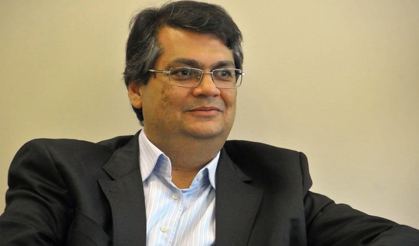 Governador eleito do Maranhão, Flávio Dino (PCdoB) afirmou neste domingo (23) que espera que o clã político de José Sarney (PMDB-AP) preste uma contribuição à Democracia sendo oposição ao futuro governo do comunista; “Isso é bom pra eles e é bom para o estado, pois queremos ter uma oposição que nos cobre, fiscalize, isso eleva a cultura democrática do Maranhão”, afirmou; segundo Dino, o Maranhão sobre de problemas crônicos, que compõem cenário de muitas dificuldades; "Autenticamente nós teremos uma herança maldita, representada por contratos inexplicáveis, aluguéis sem sentido, contratos superfaturados, obras abandonadas, obras mal planejadas, dívidas com precatórios”, listou