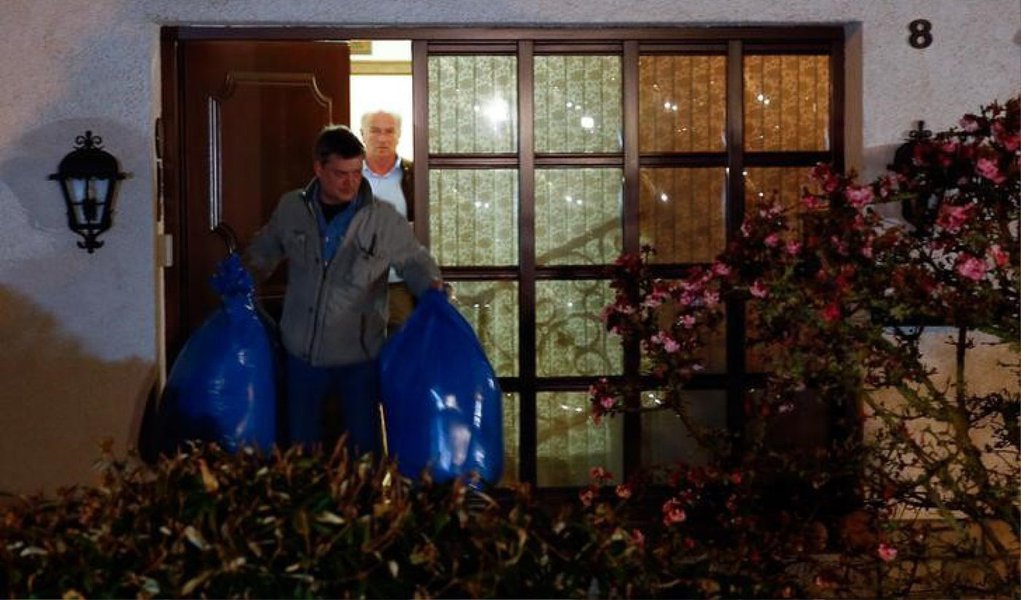 Os promotores da cidade alemã de Duesseldorf disseram que a polícia busca indícios na casa do copiloto; autoridades francesas e alemãs afirmaram não haver indicação de que a colisão de terça-feira nos Alpes Franceses foi um ataque terrorista; conhecidos descreveram Lubitz como um jovem afável, que não demonstrou sinais de ter más intenções