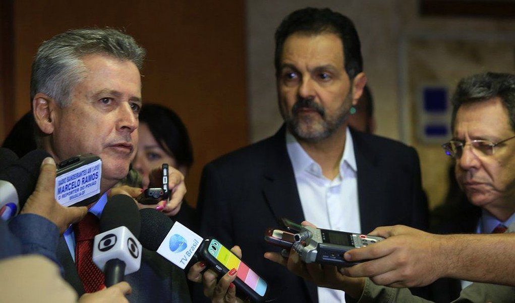 A um mês do início do mandato, a equipe de transição do governador eleito do Distrito Federal Rodrigo Rollemberg (PSB) toma pé da situação financeira no Palácio do Buriti e precisa encontrar solução para o rombo de mais de R$ 3 bilhões que será deixado por Agnelo Queiroz (PT) nas contas públicas, segundo dados preliminares levantados