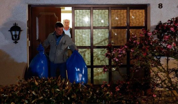 Os promotores da cidade alemã de Duesseldorf disseram que a polícia busca indícios na casa do copiloto; autoridades francesas e alemãs afirmaram não haver indicação de que a colisão de terça-feira nos Alpes Franceses foi um ataque terrorista; conhecidos descreveram Lubitz como um jovem afável, que não demonstrou sinais de ter más intenções