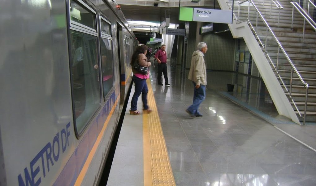 O Metrô-DF inaugura, nesta terça-feira (21), a rede pública de Wi-Fi para os usuários do serviço de transporte sobre trilhos; o sinal estará disponível nas Estações Central, Galeria, Feira e Águas Claras, mas a empresa já planeja estender às outras 20 estações, atendendo a uma demanda dos usuários; o acesso será gratuito e livre, sem necessidade de cadastramento; basta localizar a rede GDF Sin@l Livre no smartphone ou tablet e conectar; a velocidade de navegação será equivalente a 1 megabyte por segundo (1 Mbps); será possível até 1.200 acessos simultâneos nas estações de maior movimento