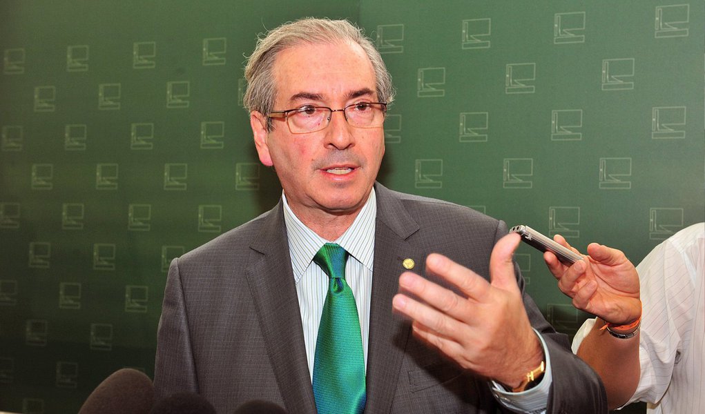 Após a repercussão negativa, o presidente da Câmara dos Deputados, Eduardo Cunha (PMDB-RJ), afirmou nesta quinta-feira, 26, que a Mesa Diretora poderá rever a decisão que autorizou o pagamento de passagens aéreas para cônjuges dos parlamentares; "Não vejo nada demais [com a medida]. Mas se a Mesa quiser rever, é um direito dela. Na próxima reunião ela que trate. Não tem problema nenhum da minha parte", afirmou Cunha; nesta quinta-feira, o líder do PSDB na Câmara, Carlos Sampaio, anunciou que pretende entrar com um mandado de segurança no Supremo Tribunal Federal (STF), ainda nesta quinta-feira, para tentar anular a decisão 