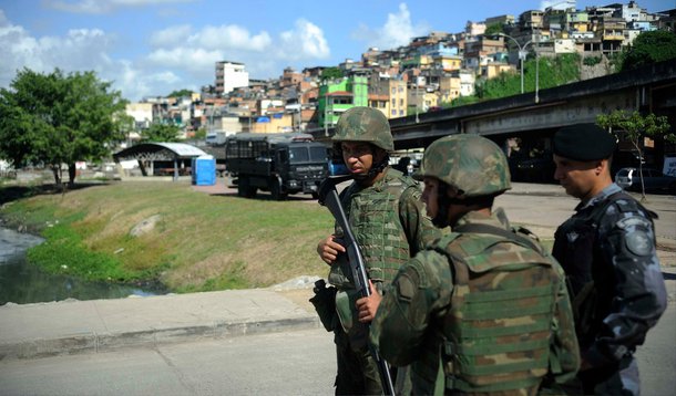 A pedido do governador do Rio de Janeiro, Luiz Fernando Pezão, o governo federal decidiu prorrogar por mais seis meses a permanência de tropas do Exército no Complexo da Maré, na zona norte da capital fluminense; de acordo com o ministro da Justiça, José Eduardo Cardozo, será a última prorrogação do prazo, antes que o governo estadual assuma integralmente a responsabilidade por garantir a lei e a ordem no complexo