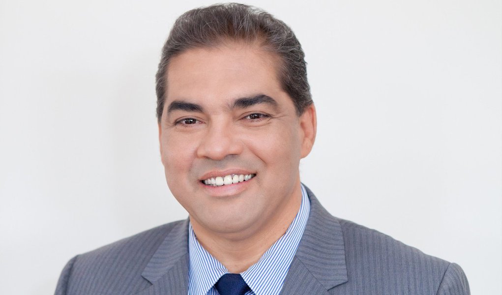 O pessedista Hélio Jose (PSD) toma posse, nesta quinta-feira (1), como senador do Distrito Federal na vaga do senador Rodrigo Rollemberg (PSB), eleito governador; Hélio é um dos fundadores do PSD na capital brasileira; tem sua imagem ligada aos movimentos sociais; com a chegada de Hélio José, o PSD passa a ter quatro cadeiras no Senado; o partido supera o PTB e se iguala ao PR como sétima maior bancada