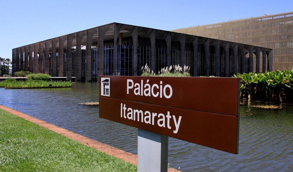 Funcionários do Ministério das Relações Exteriores têm como principais reivindicações o pagamento em dia do auxílio-moradia no exterior e os reajustes salariais de assistentes de chancelaria, diplomatas e oficiais de chancelaria; embaixadas e consulados no exterior com fuso horário à frente do brasileiro, na África, Ásia, Europa e Oceania já iniciaram a paralisação