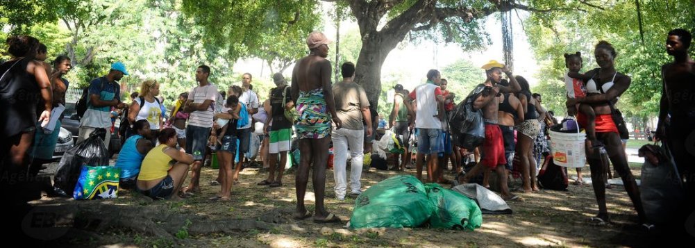 A Defensoria Pública iniciou um mutirão para qualificar e identificar as pessoas que foram retiradas do prédio no Flamengo, na Zona Sul do Rio; o edifício é da empresa EBX, que pertence ao grupo do empresário Eike Batista; acampadas na Cinelândia, no Centro, algumas dessas pessoas teriam participado de uma confusão que teve como consequência a depredação do protótipo do VLT que está no local; o policiamento foi reforçado na região