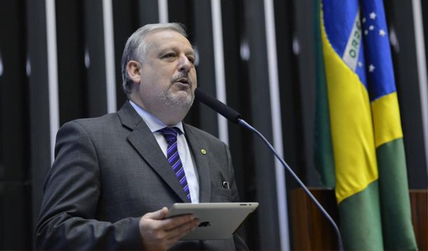 O ministro das Comunicações, Ricardo Berzoini, garantiu nesta quinta (26), na Câmara, que o governo não tem um projeto pronto de regulação da mídia; “O governo tem consciência que o tema é muito polêmico e tem que ser tratado com a mais ampla abertura ao diálogo. E estar aberto ao diálogo pressupõe não apresentar uma proposta antes de ouvir a sociedade. Então, ouvir a sociedade, ouvir os interessados, os operadores do setor, aqueles que têm atividades comerciais, aqueles que têm elaborações acadêmicas, para que possamos formar uma opinião de um governo que é multipartidário”, disse o ministro