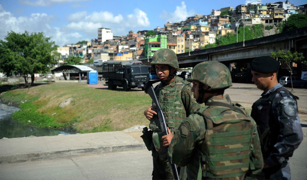 A pedido do governador do Rio de Janeiro, Luiz Fernando Pezão, o governo federal decidiu prorrogar por mais seis meses a permanência de tropas do Exército no Complexo da Maré, na zona norte da capital fluminense; de acordo com o ministro da Justiça, José Eduardo Cardozo, será a última prorrogação do prazo, antes que o governo estadual assuma integralmente a responsabilidade por garantir a lei e a ordem no complexo