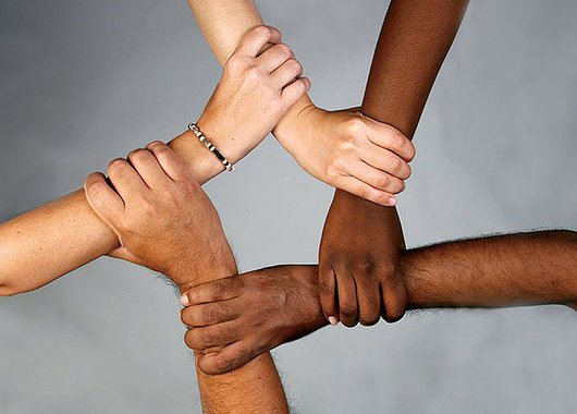 De cara, um preconceituoso assusta, assim como, de cara, pessoas com síndrome de superioridade também nos causam certo desconforto e aversão