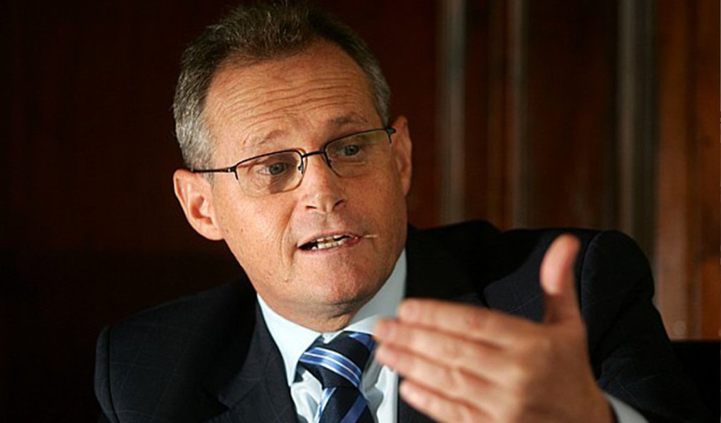 Secretário de Segurança do Rio de Janeiro, José Mariano Beltrame, voltou a defender a redução da maioridade penal; segundo ele, os adolescentes que cometem crimes não ficam presos; mas o próprio dirigente reconheceu que, no Rio, os adultos também não permanecem detidos; "No ano passado, foram feitas em torno de 3 mil prisões de pessoas que já tinham sido detidas naquele mesmo ano [e foram soltas]. Os policiais são à toda hora demandados a prender duas vezes, investigar duas vezes. Depois de um trabalho de seis, sete ou oito meses, faz a prisão e quando vê, você encontra essa pessoa de novo na rua"