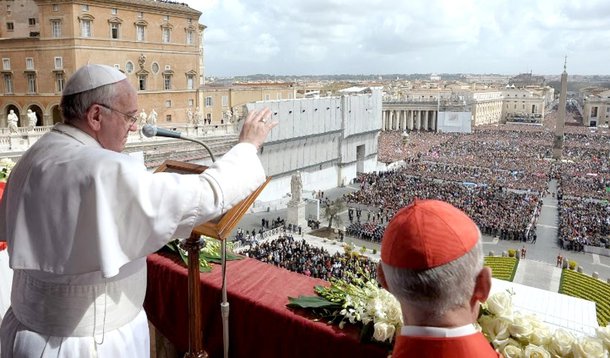 Na segunda mensagem de Natal de seu pontificado, Francisco conclamou as pessoas a não serem indiferentes ao sofrimentos de tantos ao redor do mundo e condenou a "brutal perseguição" de minorias por parte dos insurgentes do Estado Islâmico; "Peço a Ele, o Salvador do mundo, que olhe para nossos irmãos e irmãs no Iraque e na Síria, que por muito tempo agora vêm sofrendo os efeitos de um conflito em andamento e que, juntos com aqueles que pertencem a outros grupos étnicos e religiosos, estão sofrendo uma brutal perseguição", afirmou