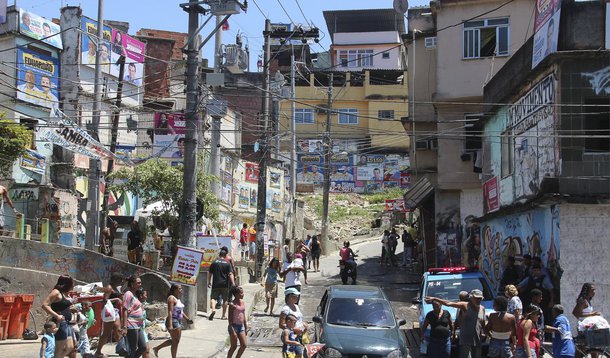 Técnicos da concessionária de fornecimento de energia Light trabalham para restabelecer a luz em parte do Complexo do Alemão, onde um tiroteio danificou a rede elétrica; de acordo com a concessionária, os técnicos começaram a trabalhar por questões de segurança; os disparos danificaram transformadores, o que, segundo a Light, torna o trabalho de reparo mais complexo; cabos da rede elétrica também foram atingidos