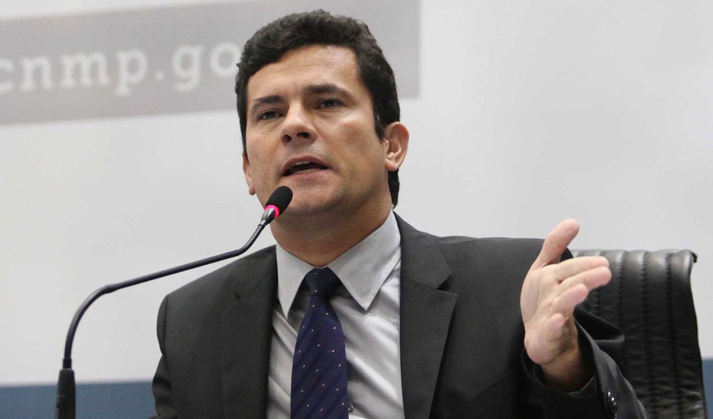 Juiz Sérgio Moro, responsável pelos processos da investigação, atendeu a um pedido da Polícia Federal e autorizou que doze presos na operação sejam transferidos da carceragem da PF em Curitiba para o Complexo Médico-Penal, em Pinhais, na região metropolitana; de acordo com Moro, "já está ficando inviável" acomodar a quantidade de presos em apenas seis celas na sede da PF da capital paranaense