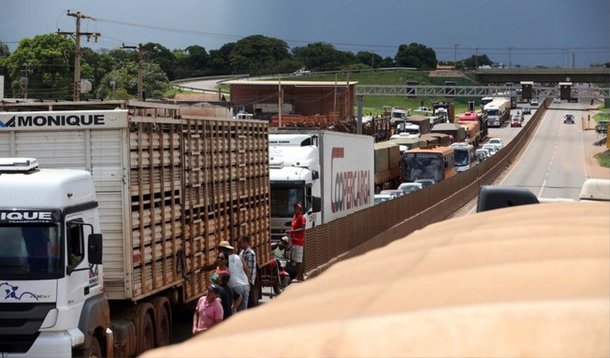 Em protesto pela definição de uma tabela com valores mínimos para o frete no País, os caminhoneiros continuam a fazer bloqueios em rodovias federais; balanço divulgado pela Polícia Rodoviária Federal (PRF), no início da tarde deste sábado (25), aponta que há nove pontos com interdições parciais ao longo de estradas federais: seis no estado do Mato Grosso e três no Rio Grande do Sul