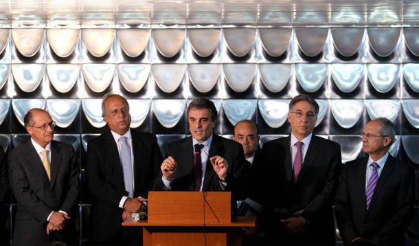 O ministro da Justiça, José Eduardo Cardozo, anunciou hoje em Brasília aos governadores dos estados do Sudeste a implantação de uma política de segurança pública integrada entre Rio de Janeiro, São Paulo, Espírito Santo e Minas Gerais; a prática deve seguir a mesma linha do trabalho de segurança ocorrido entre as cidades-sede da Copa e na Operação Brasil Integrado, com a diferença de ser algo permanente; "Houve consenso de que temos que criar também na Região Sudeste uma estrutura nos moldes da Copa do Mundo, que reúna permanentemente as forças policias, as secretarias de Segurança Pública, as forças policiais federais e o Ministério da Justiça", disse o ministro