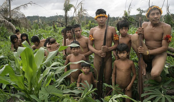 Após décadas resistindo ao contato com outras pessoas, inclusive de sua própria etnia, três índios awá-guajás que viviam isolados no interior da Terra Indígena Caru, na região oeste do Maranhão, aceitaram a aproximação de outros awá-guajás e seguiram com eles até aldeias onde vivem índios há tempos habituados ao contato com não índios; fato é tão incomum que a Funai já enviou especialistas para apurar as circunstâncias do encontro 