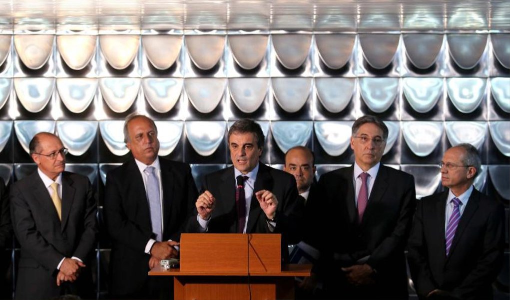 O ministro da Justiça, José Eduardo Cardozo, anunciou hoje em Brasília aos governadores dos estados do Sudeste a implantação de uma política de segurança pública integrada entre Rio de Janeiro, São Paulo, Espírito Santo e Minas Gerais; a prática deve seguir a mesma linha do trabalho de segurança ocorrido entre as cidades-sede da Copa e na Operação Brasil Integrado, com a diferença de ser algo permanente; "Houve consenso de que temos que criar também na Região Sudeste uma estrutura nos moldes da Copa do Mundo, que reúna permanentemente as forças policias, as secretarias de Segurança Pública, as forças policiais federais e o Ministério da Justiça", disse o ministro