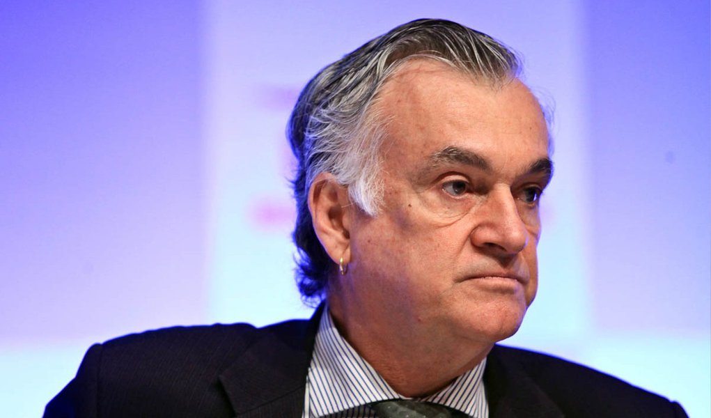 O novo ministro da Cultura, Juca Ferreira, fez nesta quinta (29) duras críticas à Lei Rouanet, que permite às empresas financiar apresentações culturais e deduzir 100% do valor gasto do IR; ele afirmou que se dedicará para alterar a lei durante sua gestão; Juca afirma que a verba é pública, mas os gastos são decididos pelo departamento de marketing das empresas, de acordo com o melhor retorno privado; "É preciso modificar isso", frisou