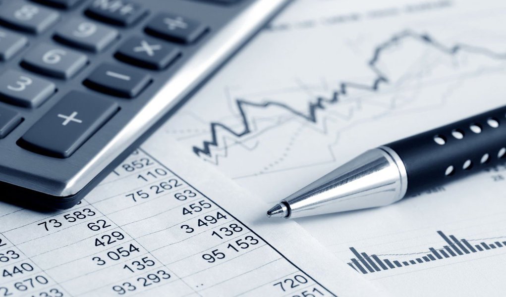A Associação Nacional dos Executivos de Finanças (Anefac) prevê que as taxas de juros das operações de crédito continuarão a subir nos próximos meses; em janeiro, a taxa média para pessoa física chegou a 6,39% ao mês (110,29% ao ano), 0,09 pontos percentuais maior do que os 6,3% ao mês (108,16% ao ano) de dezembro; das seis linhas de crédito pesquisadas, o cartão de crédito manteve taxa de juros média estável, enquanto as outras (juros do comércio, cheque especial, CDC, financiamento de automóveis, empréstimo pessoal) registraram elevação durante o mês