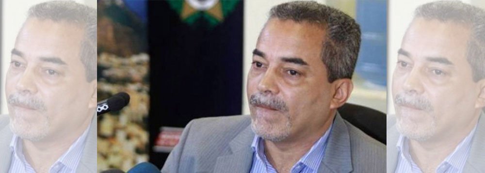 O delegado Fernando César Magalhães Reis e o perito criminal José Afonso Garcia Alvernaz foram presos no Rio de Janeiro; eles são acusados de participar de uma organização criminosa composta por agentes da Delegacia de Proteção do Meio Ambiente que, segundo o Ministério Público, desde 2012 extorquia empresários; um mandado de prisão também foi expedido contra o policial civil José Luiz Fernandes Alves