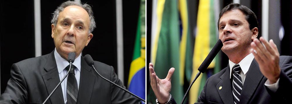 Aliados na política e parecidos no estilo austero, o senador Cristovam Buarque e o senador eleito Reguffe, ambos do PDT do Distrito Federal, dão bons exemplos na gestão de verbas de gabinete e prometem protagonizar a "batalha" de quem economiza mais recursos públicos durante o mandato; Cristovam devolveu o seu carro oficial mês passado; Reguffe, por sua vez, já divulgou que vai atuar no Senado com gabinete enxuto: apenas 15 assessores, enquanto outros colegas chegam a ter 40
