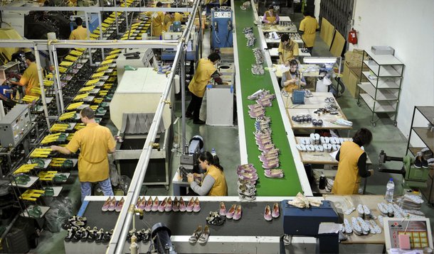 A taxa de desemprego americana se manteve em uma mínima em mais de seis anos e meio, de 5,5 por cento, porque pessoas deixaram de integrar a força de trabalho; "O relatório confirma a crescente narrativa sobre um ímpeto mais lento de crescimento visto em outros indicadores econômicos. E irá enfraquecer os argumentos para uma eventual alta da taxa de juros no meio do ano", disse Millan Mulraine, vice-economista chefe na TD Securities, em Nova York; A criação fraca de empregos encerrou uma série de 12 meses seguidos com mais de 200 mil adições de vagas, série mais longa desde 1994